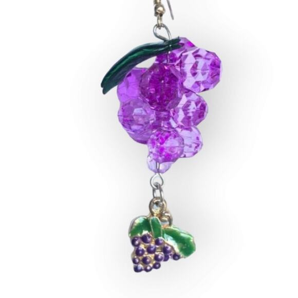Grapes - bunch of grapes purple plastic beaded fish hook earrings - Picture 1 of 7